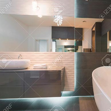 Badschrank mit Spiegeln und Schiebetüren