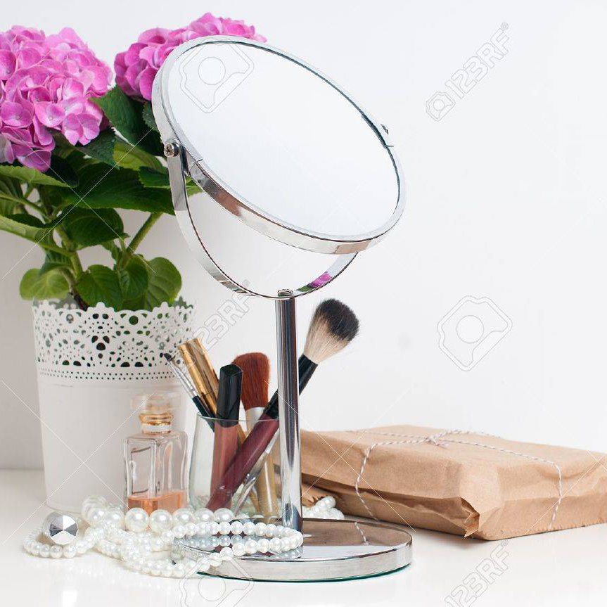 Stehender Kosmetikspiegel