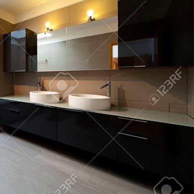 Badschrank mit Spiegeln an Türen