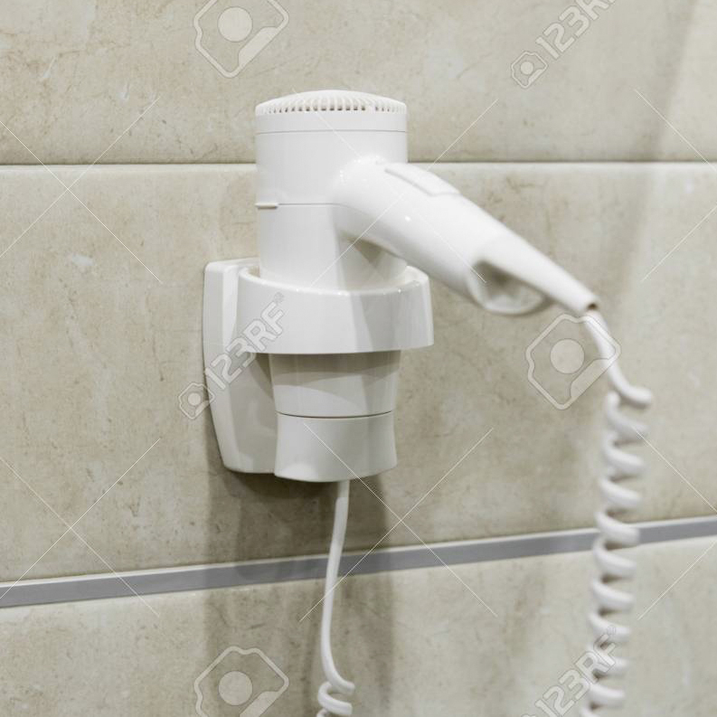 Weiße Föhnhalterung mit Föhn