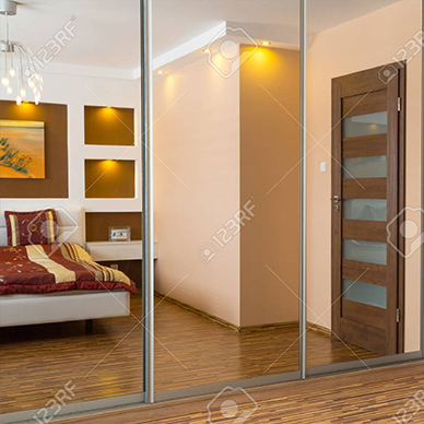 Schwebetürenschrank mit Spiegel